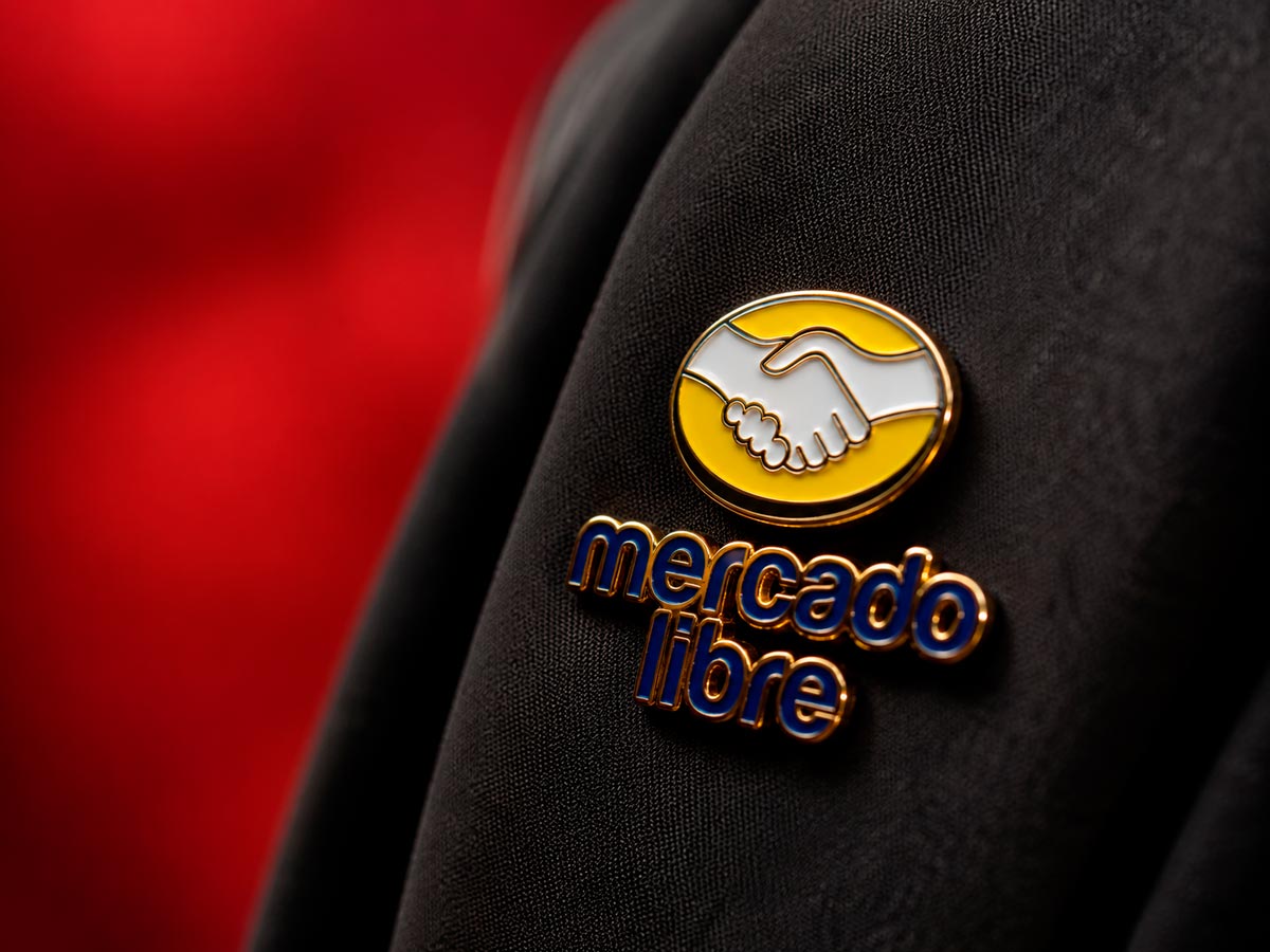 Convierte tu logotipo en un pin 3D hiperrealista con este prompt de IA